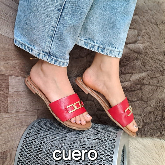 Sandalias de Cuero Rojas con Detalle Metálico para Mujer