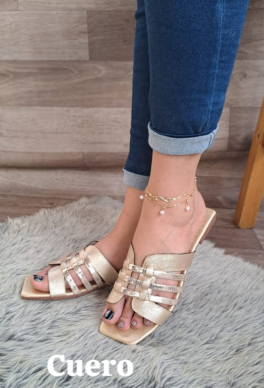 Sandalias de Cuero Doradas con Tiras Entrelazadas y Tacón Bajo