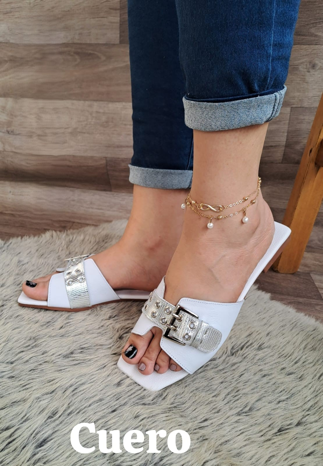 Sandalias de Cuero Blancas con Hebilla Metálica Decorativa