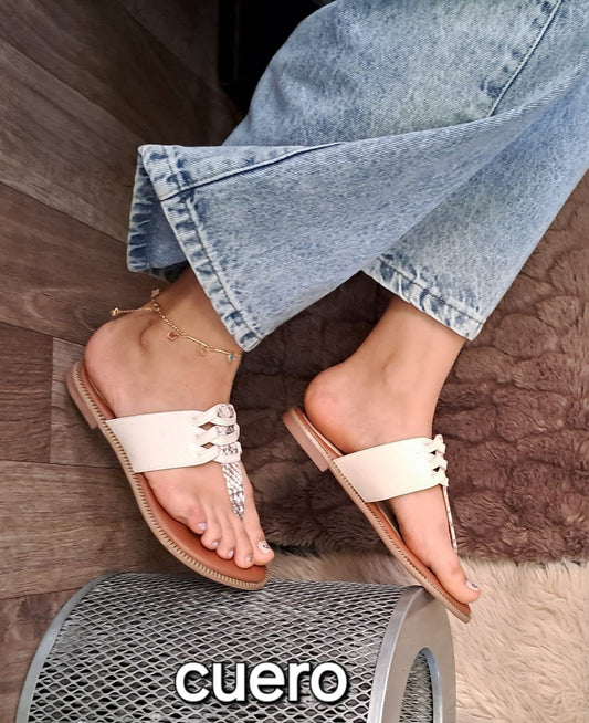 Sandalias de Cuero Blanco con Detalle Trenzado y Textura en Serpiente