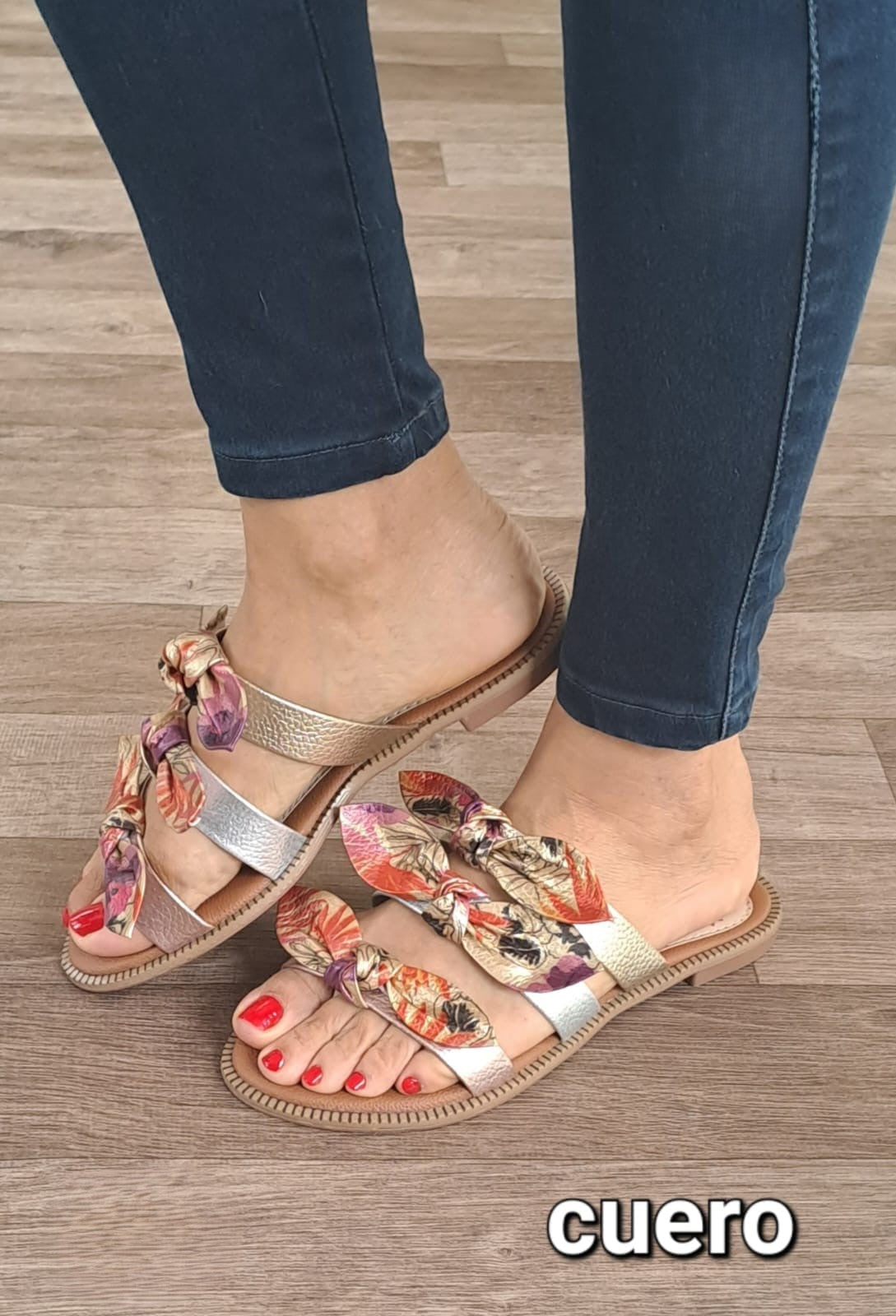 Sandalias de Cuero Doradas con Lazos Estampados