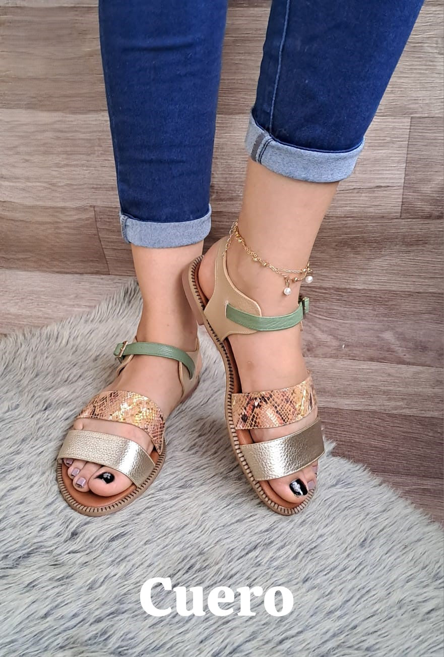 Sandalias de Cuero con Estilo Serpiente y Acabados Metálicos