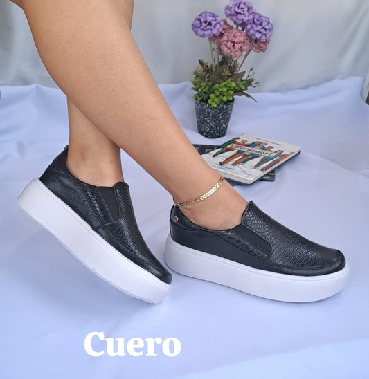 Tenis Slip-On en Cuero - Negro con Suela Blanca