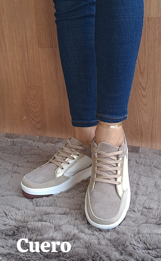 Tenis de Cuero Beige con Detalles Dorados