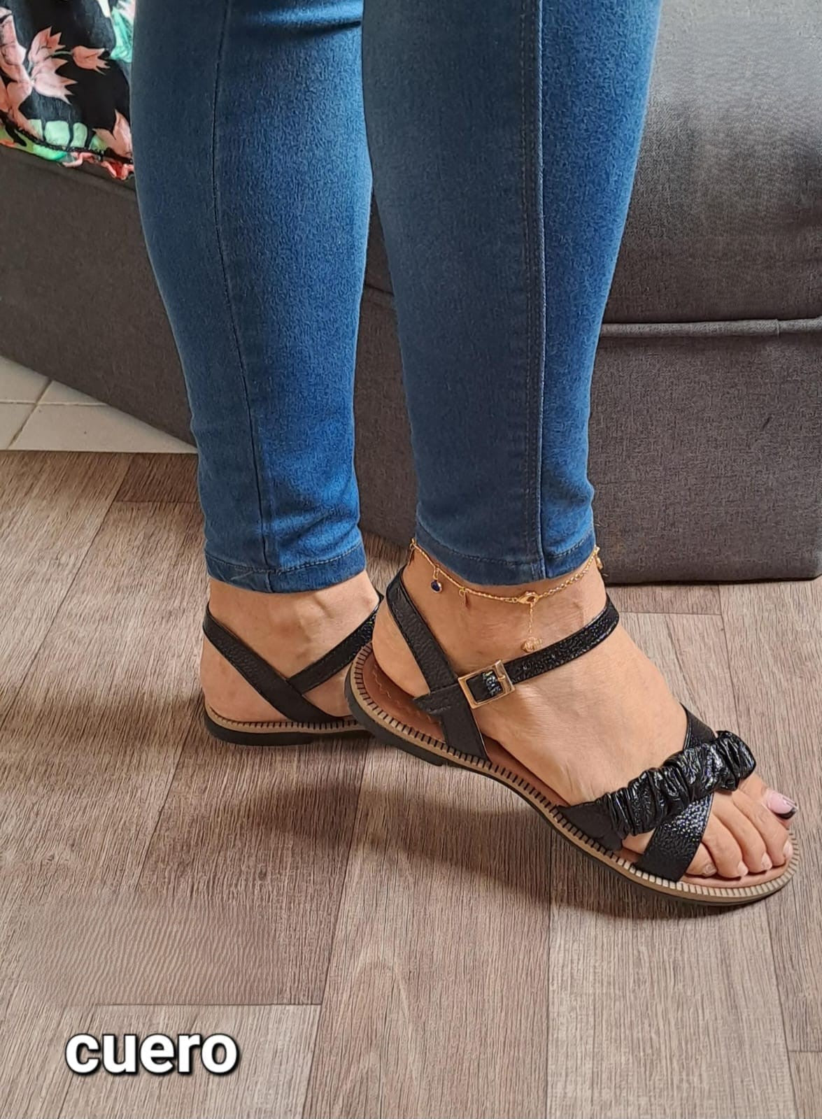 Sandalias de Cuero para Mujer con Diseño de Tiras y Detalles Fruncidos en Color Negro