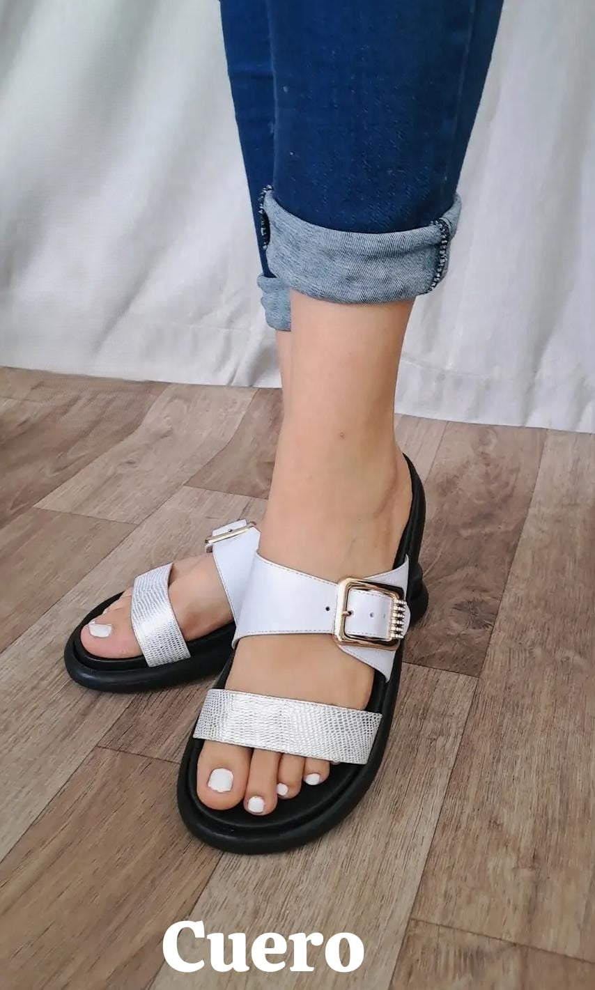 Sandalias de Cuero con Hebilla Grande y Detalles Metálicos para Mujer - Color Blanco