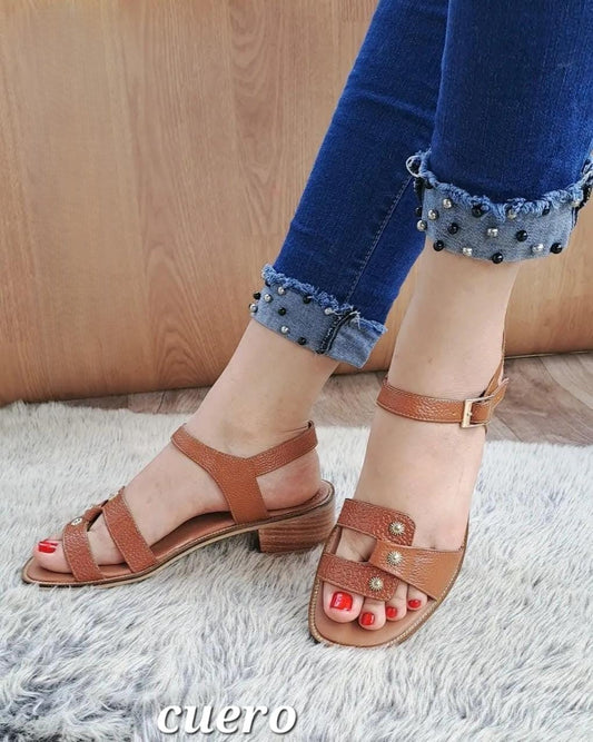 Sandalias de Cuero Marrones para Mujer con Tacón y Detalles Decorativos